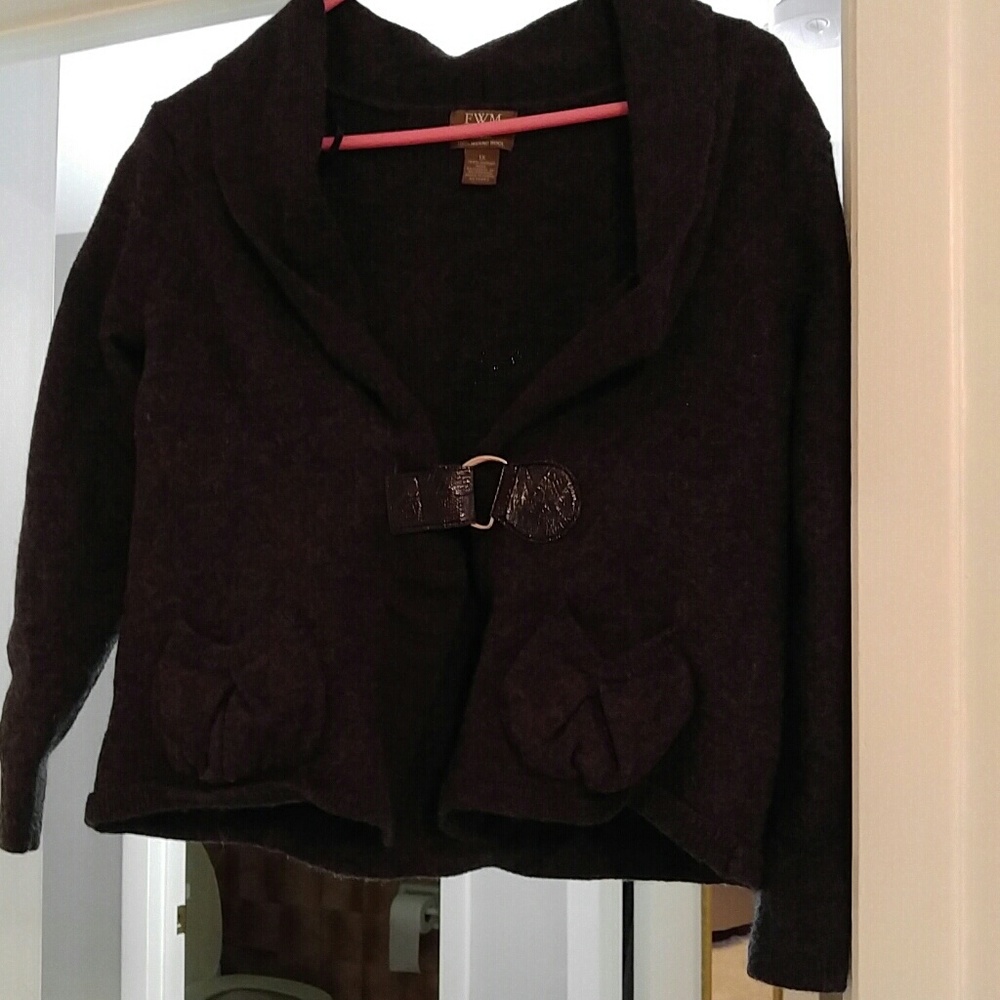Wool sweater with Velcro closing at waist